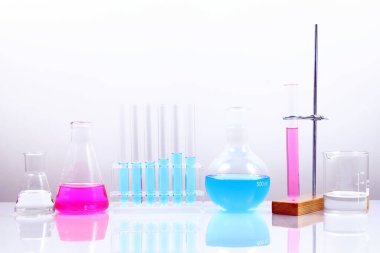 deneyler sırasında beyaz zemin üzerinde bir laboratuvar tablo Labaratuar donanımları