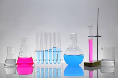 deneyler sırasında beyaz zemin üzerinde bir laboratuvar tablo Labaratuar donanımları