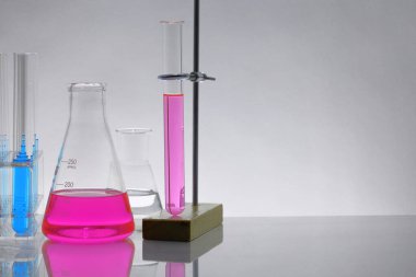 deneyler sırasında beyaz zemin üzerinde bir laboratuvar tablo Labaratuar donanımları