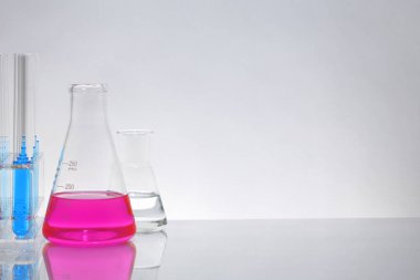 deneyler sırasında beyaz zemin üzerinde bir laboratuvar tablo Labaratuar donanımları