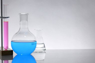 deneyler sırasında beyaz zemin üzerinde bir laboratuvar tablo Labaratuar donanımları