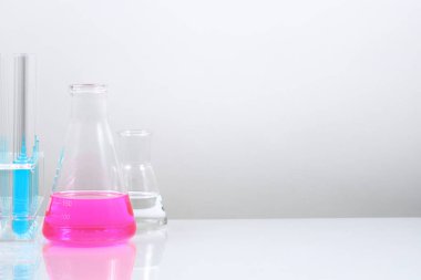 deneyler sırasında beyaz zemin üzerinde bir laboratuvar tablo Labaratuar donanımları