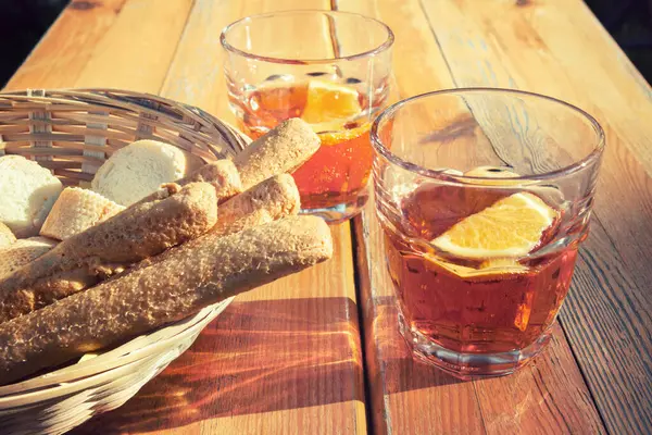 Ekmek çubuğu ve içeceklerle aperatif