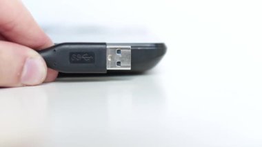 USB kablosunu bağlayan el, nesne beyaz arkaplanda