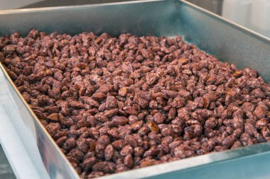 Demir bir kutuda şekerli badem.