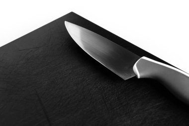 Bıçağın kapağını siyah kesme tahtasına kapat.