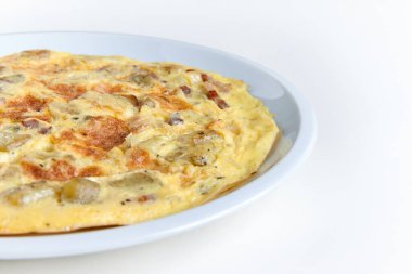 Beyaz arka planda İtalyan baharatlı omletine yakın plan