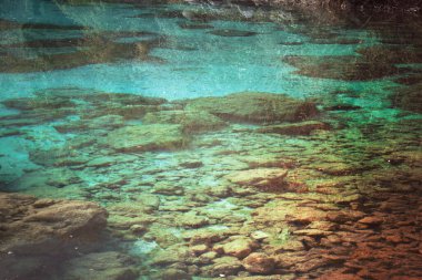 Sonbaharda renkli su yansıması, orman renklerini yansıtan göl yüzeyi