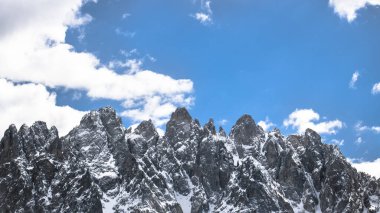 Fotokopi alanı olan karlı dağlar, kış mevsiminde İtalyan dolomitlerinin ön görüntüsü