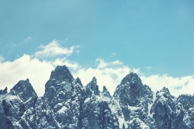 Kopya alanı olan vahşi dağlar, kış mevsiminde İtalyan dolomitlerinin ön görüntüsü.