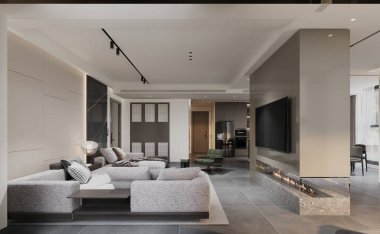 Geniş gri bölümlü kanepe, modern şömine ve minimalist dekorun yer aldığı zarif bir oturma odası. Açık mizanpaj şık bir ahşap aksan duvarı, tenha aydınlatma ve modern mobilyalar içeriyor. Sofistike ve davetkar bir atmosfer yaratıyor..