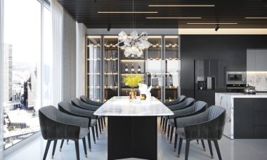 Lüks sandalyelerle çevrili uzun mermer bir masa içeren gösterişli modern mutfak ve yemek alanı. Yerden tavana pencereler çarpıcı bir şehir manzarası sunuyor. çağdaş aydınlatma ve dolap lüks ortamı tamamlıyor..