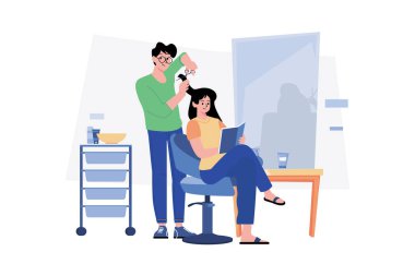 Erkek saç stilisti müşteriye yeni bir saç stili yapıyor..