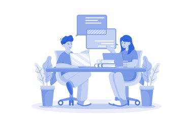 Öğrenci sınıf arkadaşlarıyla grup projesi üzerinde çalışıyor.