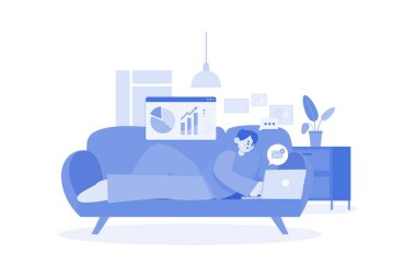 Adam kanepeye uzanıp dizüstü bilgisayarla çalışıyor.