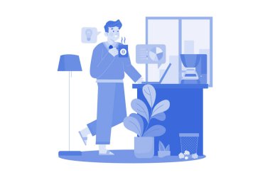 Çalışan evden çalışırken kahve içiyor.