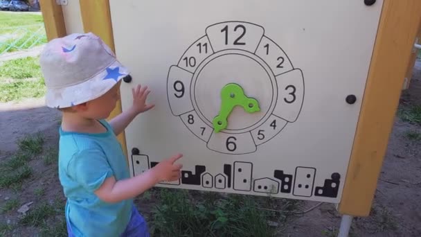 Uma Criança Brinca Com Relógio Madeira Parque Infantil Espaço Cópia — Vídeo de Stock