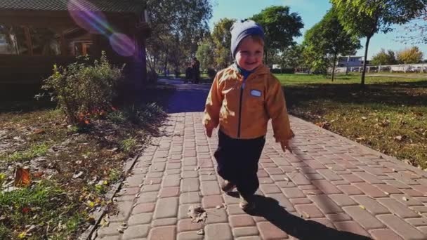 Счастливое Лицо Ребенка Солнце Лицо Бегущего Мальчика Парке Крупным Планом — стоковое видео