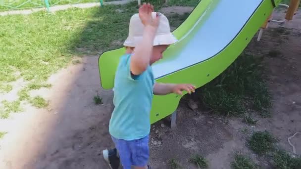 Enfant Sourit Monte Rampant Sur Aire Jeux Éducation Des Enfants — Video