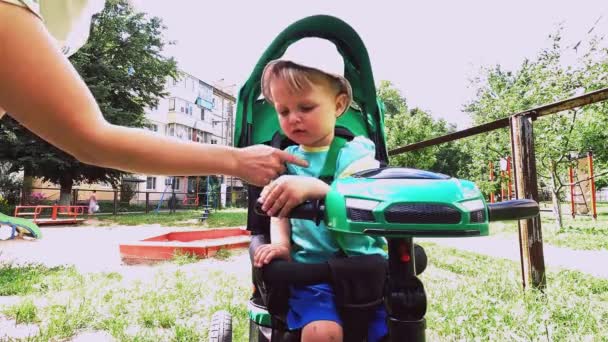 Mamă Își Certă Fiul Pentru Pată Murdară Tricou Copilul Merge — Videoclip de stoc