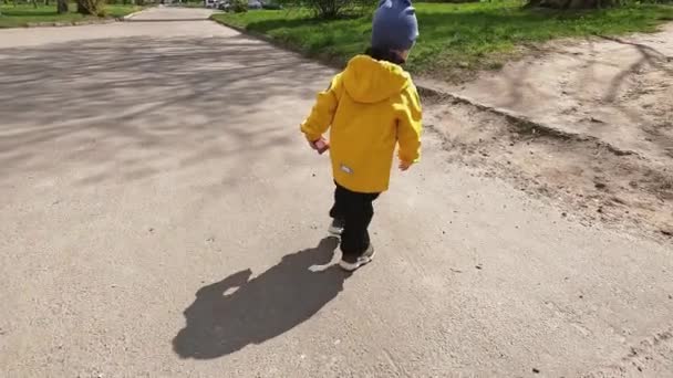 那男孩逃离了他的父母 复制空间 不良行为 交通规则 儿童步行安全 行动自由 缺乏预防措施的概念 — 图库视频影像