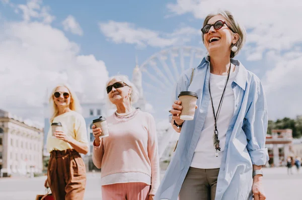 Mooie Gelukkige Oudere Vrouwen Ontmoeten Elkaar Buiten Winkelen Het Centrum — Stockfoto