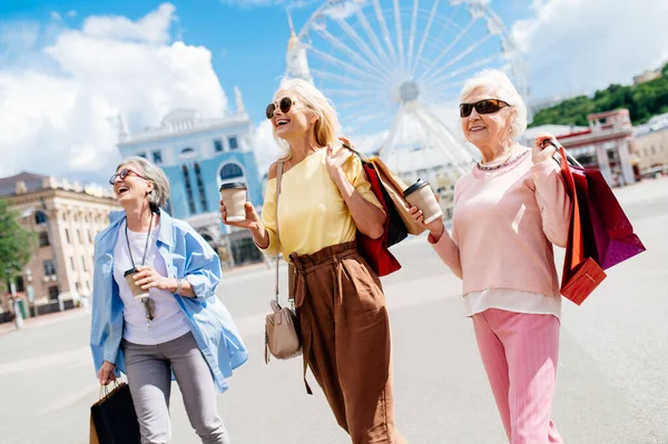 Beautiful Happy Senior Women Meeting Outdoors Shopping City Centre Pretty — Stock Photo, Image