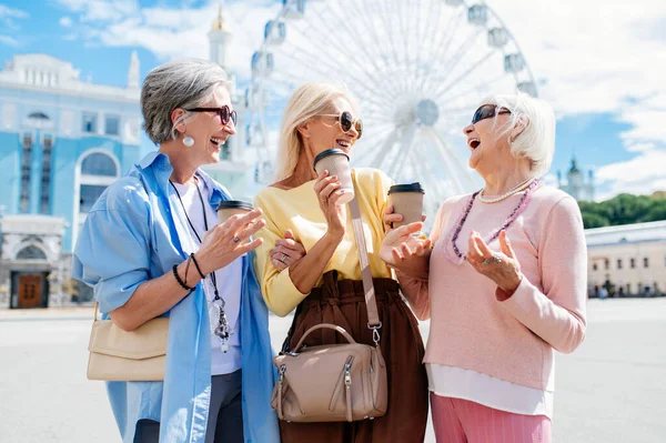 Piękne Szczęśliwe Seniorki Spotykające Się Świeżym Powietrzu Zakupy Centrum Miasta — Zdjęcie stockowe