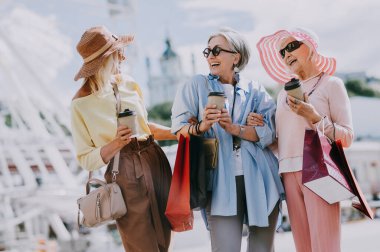 Güzel, mutlu, son sınıf kadınları şehir merkezinde buluşup alışveriş yapıyorlar güzel ve neşeli yaşlı kadın yetişkin insanlar kaynaşıyor ve dışarıda eğleniyorlar.