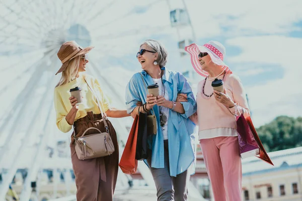 Όμορφη Ευτυχισμένη Ηλικιωμένες Γυναίκες Συνάντηση Εξωτερικούς Χώρους Και Ψώνια Στο — Φωτογραφία Αρχείου