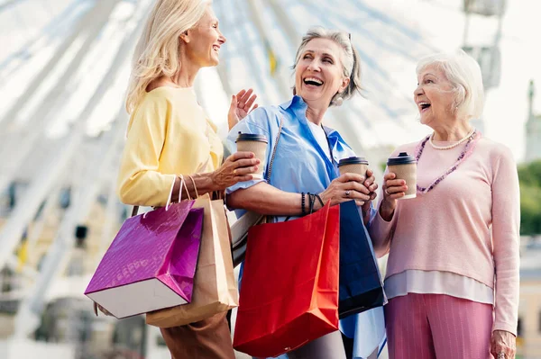 Красиві Щасливі Старші Жінки Зустрічаються Відкритому Повітрі Покупки Центрі Міста — стокове фото