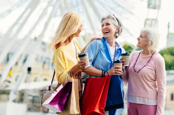Belle Donne Anziane Felici Che Incontrano All Aperto Fanno Shopping — Foto Stock