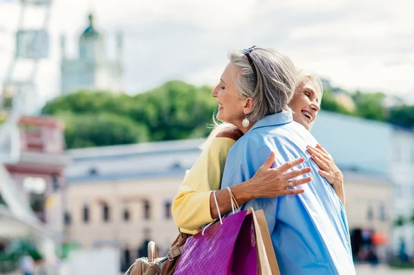 Gyönyörű Boldog Idős Nők Találkoznak Szabadban Vásárlás Városközpontban Szép Örömteli — Stock Fotó