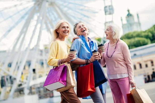 Mulheres Idosas Felizes Bonitas Que Encontram Livre Compras Centro Cidade — Fotografia de Stock