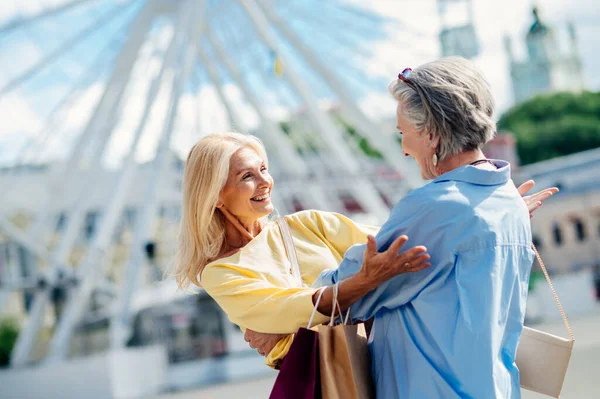 Beautiful Happy Senior Women Meeting Outdoors Shopping City Centre Pretty — Stock Photo, Image