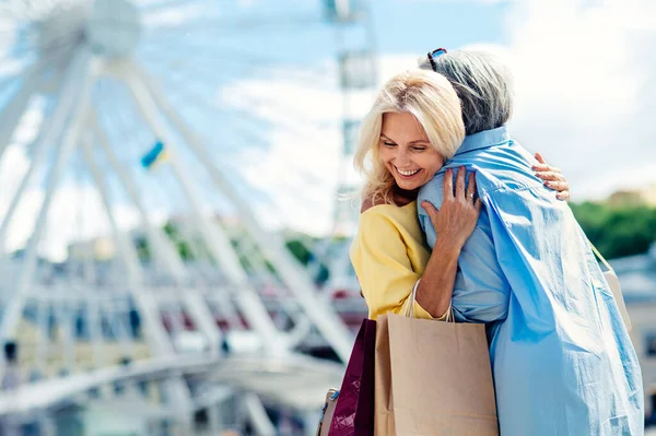 Frumoase Femei Fericite Vârstă Care Întâlnesc Aer Liber Fac Cumpărături — Fotografie, imagine de stoc