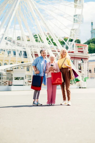 市内中心部で屋外とショッピングを満たす美しい幸せなシニア女性 かなりと喜び古い女性の大人の人々が結合し 屋外で楽しみを持っています — ストック写真