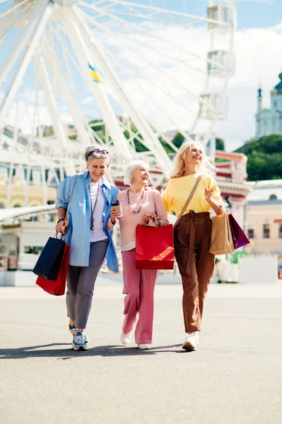 Gyönyörű Boldog Idős Nők Találkoznak Szabadban Vásárlás Városközpontban Szép Örömteli — Stock Fotó