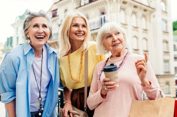 Vackra Glada Äldre Kvinnor Träffas Utomhus Och Shoppa Centrum Vackra — Stockfoto