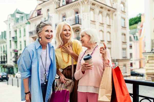 아름답고 여성들 바깥에서 중심부에서 쇼핑을 아름답고 즐거운 노부인들 결합하여 밖에서 — 스톡 사진