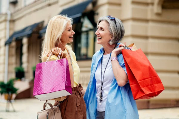 Vackra Glada Äldre Kvinnor Träffas Utomhus Och Shoppa Centrum Vackra — Stockfoto