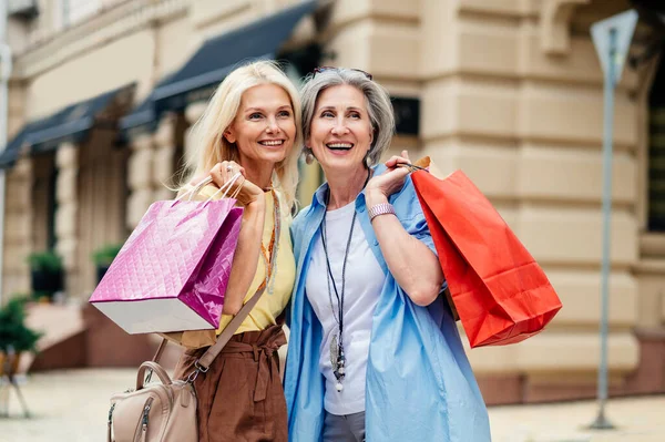 Mulheres Idosas Felizes Bonitas Que Encontram Livre Compras Centro Cidade — Fotografia de Stock