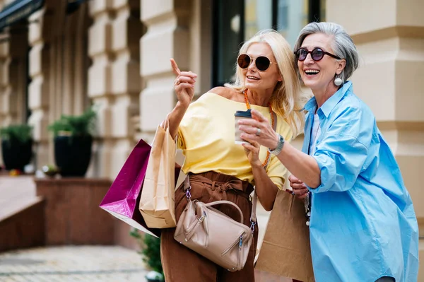 아름답고 여성들 바깥에서 중심부에서 쇼핑을 아름답고 즐거운 노부인들 결합하여 밖에서 — 스톡 사진