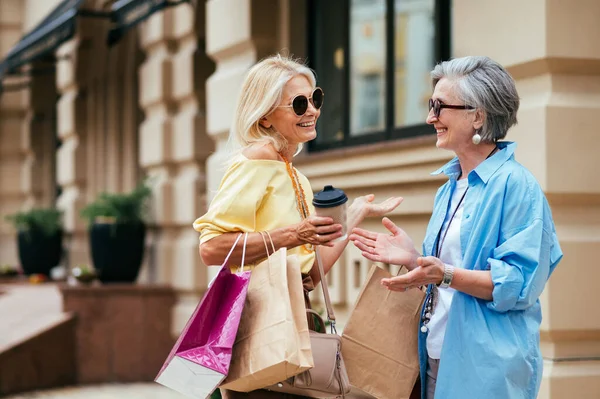 Belle Donne Anziane Felici Che Incontrano All Aperto Fanno Shopping — Foto Stock