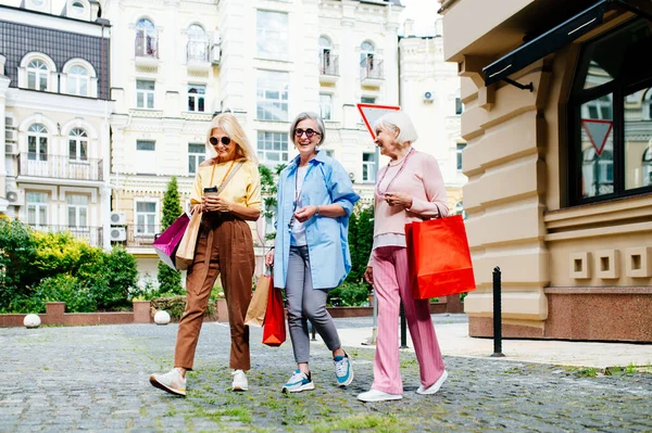 Mooie Gelukkige Oudere Vrouwen Ontmoeten Elkaar Buiten Winkelen Het Centrum — Stockfoto
