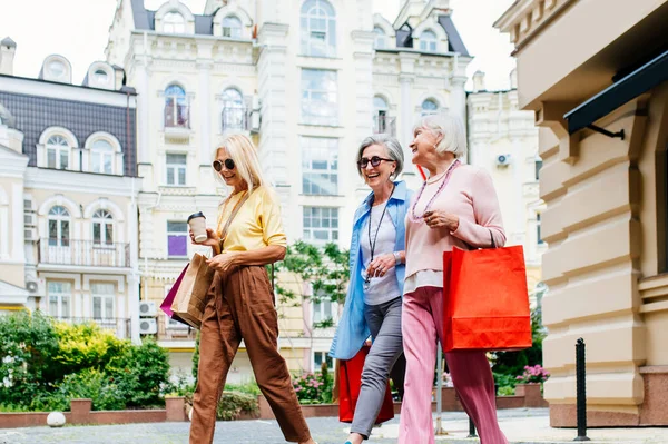 Красиві Щасливі Старші Жінки Зустрічаються Відкритому Повітрі Покупки Центрі Міста — стокове фото