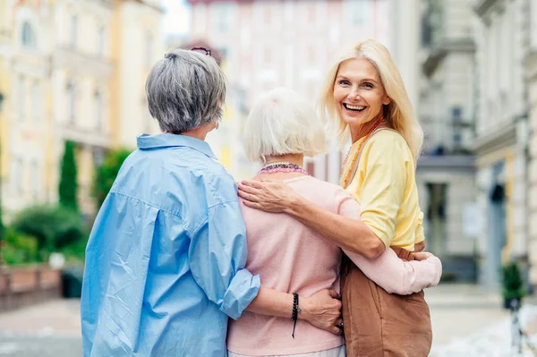 Счастливые Пожилые Женщины Встречающиеся Свежем Воздухе Совершающие Покупки Центре Города — стоковое фото