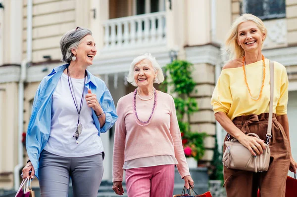 Счастливые Пожилые Женщины Встречающиеся Свежем Воздухе Совершающие Покупки Центре Города — стоковое фото
