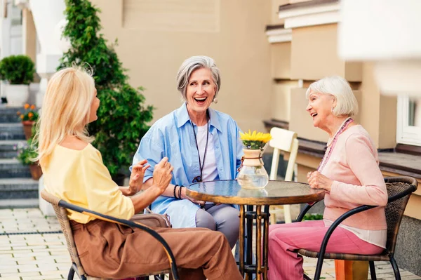 美しく幸せなシニア大人の女性のグループ日付屋外とバーのカフェテリアで会う 話をして スタイリッシュなファッショナブルな高齢者の出会いとカフェで楽しみを持っています — ストック写真