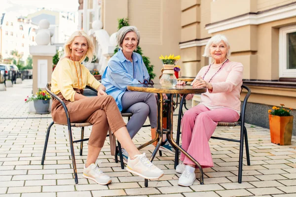 Group Beautiful Happy Senior Adult Women Dating Outdoors Meeting Bar — Stock Photo, Image